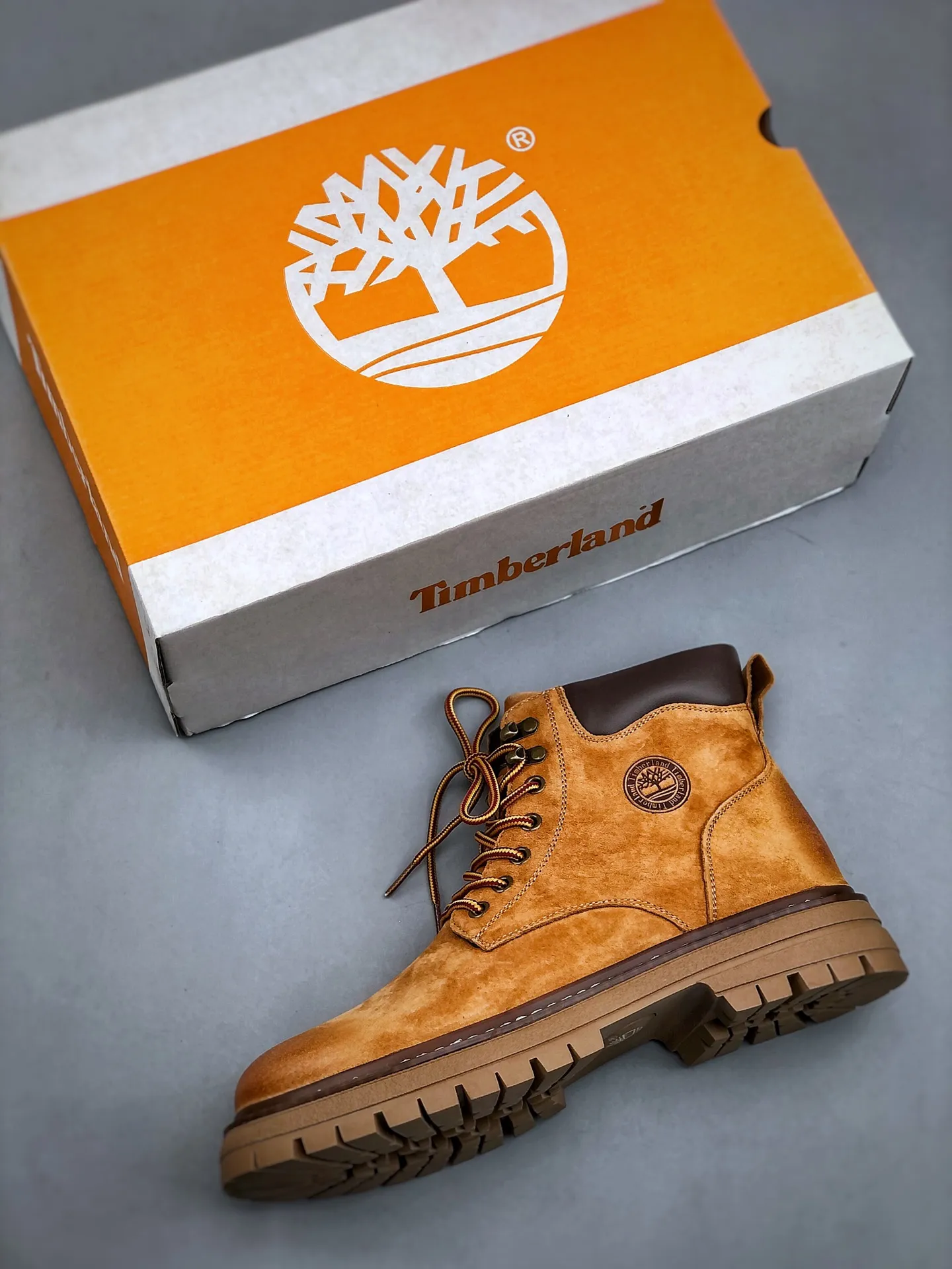 Local pick-up 💰560 supports store release. New goods 🚀 #Timberland Timberland/Timberland outdoor high-top casual rhubarb boots series #Guangdong Dachang quality, original box and original packaging, fashionable and trendy matching. The fabric is made of Italian 🇮🇹 top-grade frosted fine-grained cowhide. It is matched with anti-odor and anti-corrosion genuine leather latex insoles. The outsole and hardware are all made from OEM raw materials. It is the same as the original Goodyear and will never be glued. Good products do not kill pigs. Exclusively launched on the whole network. The quality is unquestionable. The whole set of official website unified packaging gives you a perfect wearing experience. The quality is exquisite and durable. A must-have for sportsmen. Specially designed to treat those who are not handsome. High-quality and first-class foot feel. Special for cold protection and outdoor use this winter. Casual matching for daily use. Size: 38 39 40 41 42 43 44 (leather shoe size)